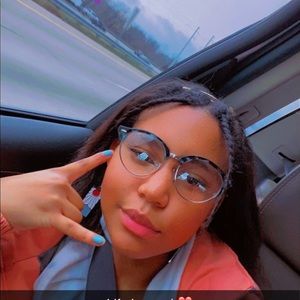 Meet your Posher, Alexis